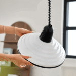 Hem & Trädgård > Belysning > Belysningsarmaturer > Taklampor Modern Metallhänglampa med Svart Fjäderkabel